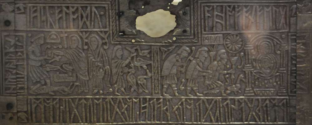 Panneau du coffret d'Auzon avec Völundr, l'adoration des mages et une inscription runique