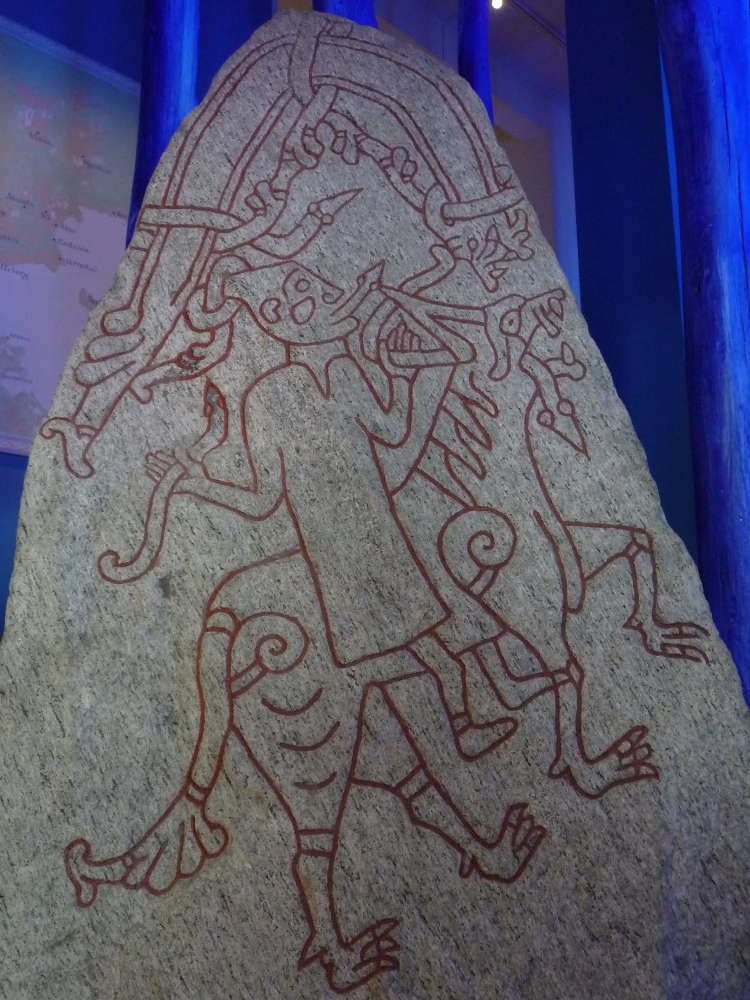 Hyrrokin chevauchant un loup sur la pierre DR 284 (monument de Hunnestad)
