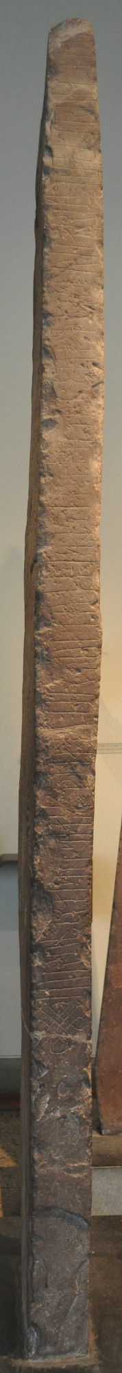 Côté de la pierre runique d'Alstad